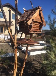 как бы кормушка, но если кто заселится то пофиг пусть живут