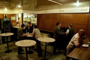 У меня в таких местах ожидание быстрее проходит...