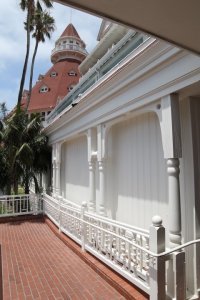 Этот же отель с другой стороны, виден подъезд куда подъезжали девочки.
А вот и сам подъезд, где сидели джентельмены, когда входили девочки, как видин он сейчас забит.
Недавно тут был.