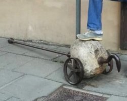 А кто мне скажет, что это такое??? Обнаружено на улицах Вильнюса...