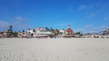 это - тА самая гостиница и тОт самый пляж, где снимались многие сцены этого фильма. Находится в городе Сан-Диего, Калифорния, остров Коронадо Айлэнд.
фото сделано буквально месяц назад. Мы с семьей там провели две недели отпуска.