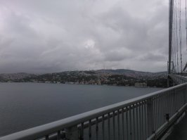 Не знал, что через Босфор проехать - удовольствие платное.
Собственно, не знал и того, что там пешком вообще запрещено. Хотелось постоять на границе Европы и Азии.
Постоял. Забрали полицейские - вежливо довезли до ближайшей станции метро.
Оказывается, там если пеший - вероятнее всего - суицид.
Не знал.
На фото - с середины моста вид на Азиатскую и Европейскую части Стамбула.