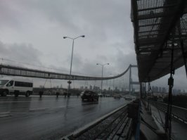 Не знал, что через Босфор проехать - удовольствие платное.
Собственно, не знал и того, что там пешком вообще запрещено. Хотелось постоять на границе Европы и Азии.
Постоял. Забрали полицейские - вежливо довезли до ближайшей станции метро.
Оказывается, там если пеший - вероятнее всего - суицид.
Не знал.
На фото - с середины моста вид на Азиатскую и Европейскую части Стамбула.