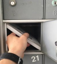 Как достать посылку? Очень просто - вынуть из упаковки. 
Но меня интересует совсем другое - смог бы наш сотрудник Почты России так аккуратно впихнуть невпихуемое в почтовый ящик?