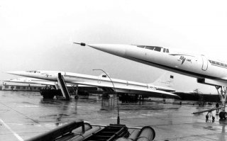 На поле, перед самым лучшим в мире аэровокзалом, выстроились самые быстрые в мире лайнеры