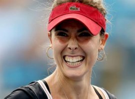 Одна из самых красивых теннисисток мира Ализе Корне устроила "стриптиз" на корте