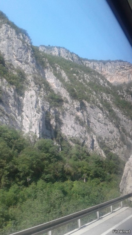 Был там неделю назад. На пути из Болгарии горы аки Швейцарские. Вот тебе и Сербия. Очень красиво.