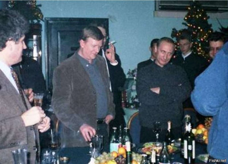 Да-да! Вот возьмет и расстреляет своего подельника еще из 90-х, с которым первые капиталы сколачивали!