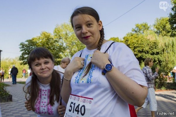 Судя по картинке, вышиванка должна быть два на три как минимум.