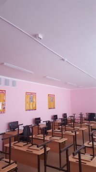 Вот здесь - что не так? Розетка на потолке? А не подумали, что планируется установка проектора, который будет подвешен к потолку и ему тоже нужна розетка?