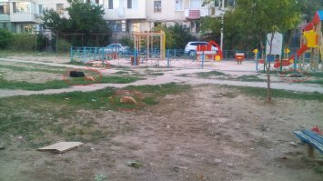 Севастополь, 6.30 утра. Жара, окна у всех открыты.
Эти твари всю ночь до 6 утра гавкали, спать не давали, а теперь успокоились и легли отдыхать.
Чем травануть можно?