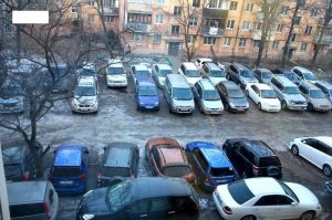 1. Возможно у машины Сигнализация всю ночь срабатывала.
2. Возможно машина стояла напротив подъезда, приезжала Скорая, а носилки не пронести и пришлось обходит частокол из Автомобилей за 50 метров.
Возможно Авто НОЧЬЮ перед подъездом, стоят похожим Пасьянсом.