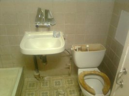 ну это здорово ежели так... а я вот лежал некоторое время назад в Москве во Боткинской больнице, которая считается одной из самых крутых в стране, вот немного фоток сделал из палаты