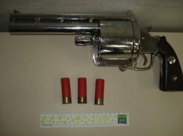 Пушка в посте - вариант для лохов. Продвинутые бандюганы в Бразилии используют элитные мегаревольверы: