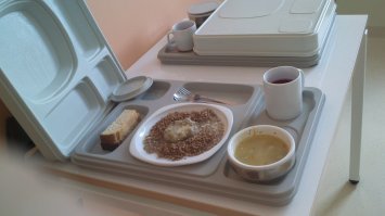 г.Нижний Тагил, лежал после операции, все по ОМС, не заплатил ни копейки.
вот обед и ужин(или завтрак, не помню уже).
приносят в палату вот на таких подносах-термосах.