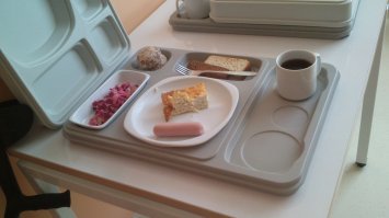 г.Нижний Тагил, лежал после операции, все по ОМС, не заплатил ни копейки.
вот обед и ужин(или завтрак, не помню уже).
приносят в палату вот на таких подносах-термосах.