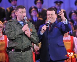 Не, ребята. Как бы хохлопитеки не старались и не брызгали слюнями, но
Кобзон - это был реально очень большой и выдающийся и деятель искусства, и человек тоже.

И - да, не было, наверное, песни, которую он не спел хотя бы раз. Работоспособность у него была потрясающая. Вплоть до самого конца.

Он не боялся ни в Донбасс ездить, ни в Крым. В котором даже Сбербанк боится работать.

За одно за это ему огромный респект и вечная память.