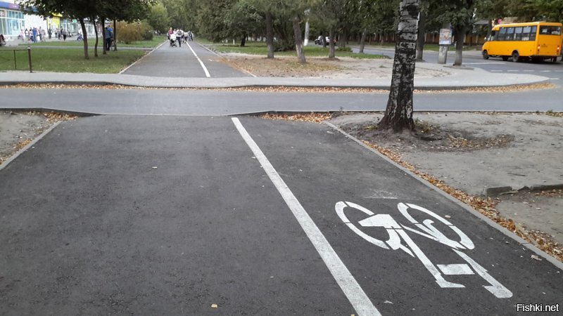 я знаю о правиле спешивания - на зебре всегда так делаю.  Но однажды не спешился пересекая выезд со двора (см фото ниже), мужик на газели катил 5кмч, увидел меня неспешившегося - поддал газку специально, начал сигналить, и орал как резаный аж слюни брызжали, что я козлина не знаю правил дорожного движения. Скажите зачем он так себя повел? или я правда козлина и в этой ситуации должен был слезть с велосипеда?