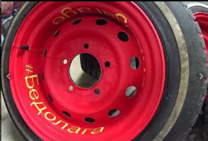 еще на ней стояли ткие разварки. обшитые кожей.