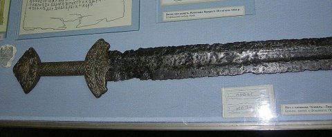 Со времен второй мировой сохранность металлических предметов определяется грунтом и его особенностями. Есть грунты агрессивные к металлу (там все ржавеет), а есть не агрессивные.
Мы (давно) нашли несколько немецких гранат (у них ОЧЕНЬ тонкий слой металла), сохранилась и краска и деревянные рукоятки. Видел на фото у поисковиков советскую каску, с частично сохранившейся краской. В Москве недавно нашли обычную русскую пищаль, утраченную еще при Иване Грозном в одной из (наные засыпанных) рек. Прекрасно сохранились все металлические детали.

Ну и самый известный меч 10 века (более 1000 лет назад), про римские и древнегреческие образцы можно не говорить: