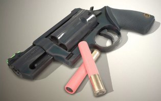 Видать совсем бедный парень, не смог даже отечественный дробовик купить.