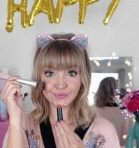 Вот как у них так получается - помада красная, а губы розовые с перламутром?