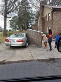 А что здесь не так???
Они уже матрац достают из машины, а не пытаются его впихнуть. Просто устали немного, отдыхают