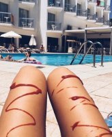 Это не ноги и не сосиськи. Это просто дура )