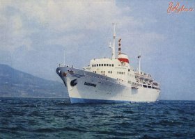 Я в Ялта тогда жил, ходили СЛУХИ, что некоторые пассажиры с Нахимова оставались живыми в воздушный пробках и некоторые водолазы не выдерживали. 
Вообще страшно конечно - мы в 10 классе пошли в круиз Ялта-Сухуми-Батуми-Сочи-Ялта на теплоходе Башкирия (это такое относительно небольшое старое корыто).
Поселили нас, пацанов на самой нижней палубе в дешевой каюте на 6 человек.
Попали в приличный шторм и тут, ночью, глухой удар и из коридора шипящий звук врывающейся воды. Как мы с корешем бзданули, схватили спас жилеты и ноги. Плевать на всех - одно желание - выжить, вырваться на верхнюю палубу.
Выбегаем в коридор, а там огнетушитель сорвало со стенки, он упал и шипит.
Ну мы конечно тут-же девочкам пошли помогать, такие все заботливые. 
P.S.Конечно струсили, но если бы реально тонули - каждый сам за себя.