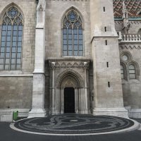 Вроде боковой вход в готический собор. А они обычно симметричны зеркально по центру.