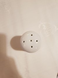 Наоборот, очень правильная солонка!
Сквозь это отдельностоящее отверстие, удобно солить небольшой по площади продукт: кусочек мяса, верхушку яйца, дольку огурца, помидора.... насыпать соль для текилы. Так-же, удобно дозировать количество соли. Хотя для перфекциониста, это несомненно трагедия....