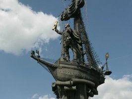 Это вам не Церетели с памятником Колумбу, которого в Петра 1 переделали  Дурачок стоит на лодочке с мачтой которая этот вес не переварит никогда  Лодка маленькая, а понтов немеряно