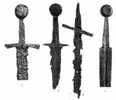 всё не так. Будет совершенно сухо - дерево загнётся. Зато за счёт движения воды (корни всасывают же) всегда будет в наличии свежая, с кислородом. 
Более-менее целые железки находят либо в абсолютно сухих местах, либо глубоко в болотах.
И выглядит результат скорее вот так: