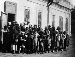 Тут всё о жизни при царе. А кое-кто  решили всех уровнять потом (в бедности). Результаты (цены уже не важны для них):
a) 1921г (голод в Поволжье)
б) зима 1921-1922г(голод в Челябинске)
в) 1922г (голодающие в Челябинске)
г) 1933г (вход в лагерь(не пионерский) на Соловках)