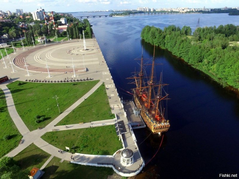 Просто фотки (интернет) Воронежа. Чтоб не подумали что там только тропинка, океанариум и пиво жигулевское. Город очень не маленький. Огромное количество памятников. Скверы и парки. В городе живёт больше миллиона человек.