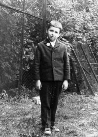 Нет фотографии формы для мальчиков 70-х годов. Это был костюмчик серого цвета, очень невыразительный.