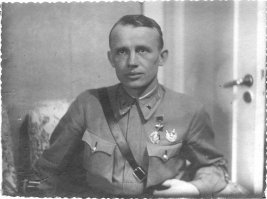 Привычка у меня - проверять подобные посты. Уж извините, много бреда пишут частенько.
Итак, поехали...
***
1. Фамилия немецкого лётчика Гордон Мак-Голлоб, а не просто Голлоб.
2. "...около половины пятого я сбил МиГ-3..." По всем документам Антонов летал на И-153, никакого МиГа у него не было!
3. "Русский лётчик расстрелял все патроны" (причём, ни в кого не попав), но не застрелился!
4. Пишут про капитана, хотя по петлицам майор (две шпалы).
5. При вылетах на боевое задание все награды и документы лётчики оставляли на аэродроме, это закон.
6. Яков Антонов родился в 1908 году, в 1942 году ему было 34 года, какие "ему слегка за 20"?! Он на 10 лет старше автора этих "мемуаров"!
7. Официально Яков Антонов числится погибшим 25 августа 1942 года! Как же немцы его сбили 21 сентября?
===
Короче, столько нестыковок, что устанешь писать...