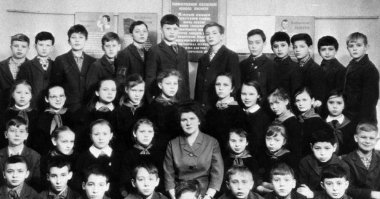 Не моё. Я 10 лет носил совершенно другую форму.  Про неё даже в КВН шутили.
Цвет мышиный, пошив машинный, кто такой? Школьник.