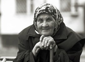 Бабушки бывают разные.
Я бы, сейчас любую бы выдержала молча и летала бы над ней .... как бабочка.
А нету у меня ... уже  
Любите бабушек
