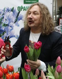Это он сочинил и про третье сентября, и про календарь который надо переворачивать, про про рябины, которые горят кострами, а его тезка придумал музыку на все эти слова. Но мемы почему-то делают только на Шуфутинского ...