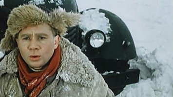 По началу он играл отрицательных героев. "Дело Румянцева".
В фильме "Дорога" играл пособника шпиона