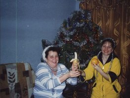 Ой да знаю этого оболтуса, и жену с тёщей его знаю. Та ещё семейка. Вот фото его жены и тёщи, и что он в них нашёл...