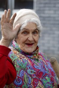 Alush
  Дима
   Секунду назад
 
Все,кроме этой бабки-являются гражданками других стран. Судя кончику черенка,выглядывающего на этой фотке,в руках Клешовой,некий шанцевый инструмент,коим она и херачет в перерывах,между блогированием.