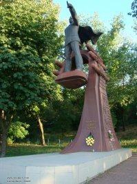 у нас в Одессе тоже стоит между прочим, был момент когда запустили сильно, но общественость подтянулась и привели в порядок.
про сам подвиг и Маринеско все скользко, да корабель потопил законно, но и его самого то в ранге понизят то спишут, а потом героя дали, как говорят"не все так просто"
