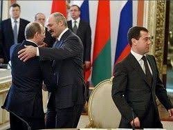 25 грустных фотографий о том, как нелегко быть третим лишним