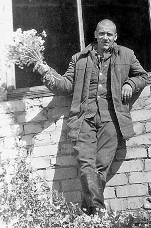 Ну добавлю известных: О. Митяев, В. Авилов, А. Краско, Н. Михалков, М. Круг, Е. Гришковец

И это норма.