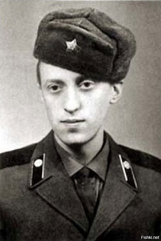 Ну добавлю известных: О. Митяев, В. Авилов, А. Краско, Н. Михалков, М. Круг, Е. Гришковец

И это норма.