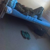Чувак из шлепок сделал стельки, отрезав верхние пи*здопроушины! Стоят проветриваются...