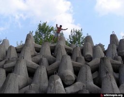 и нет проблемы, Карл!   Просто в Выборге, наполовину в разруху впавшем, не знают люди, ответственные, что такое солидол.  
Технические условия  - ГОСТ 1033-79
Кстати, хорошая защита для "таксебе стали" - на зиму хватит :) 
А то скоро после Покрова - свадьбы жёпами все сметут в сЭлфи.

в крайнем случае - бетон вам в помощь
