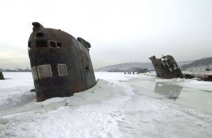 Кладбище кораблей в бухте Труда, остров Русский до саммита.
Сейчас над водой ни чего не торчит (срезали).